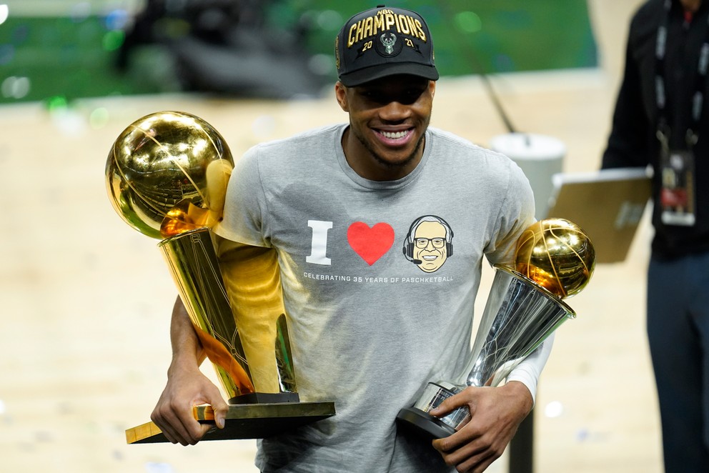 Giannis Antetokounmpo s trofejami pre víťaza NBA a najužitočnejšieho hráča (MVP) finále play off NBA.