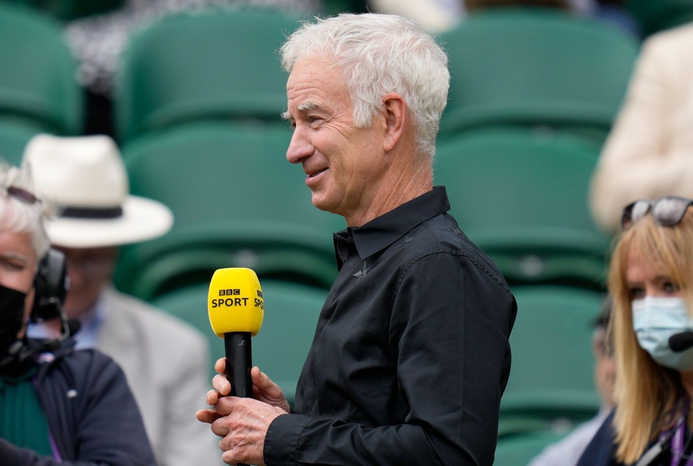 Bývalý tenista a dnes komentátor John McEnroe vo finále Wimbledonu 2021.