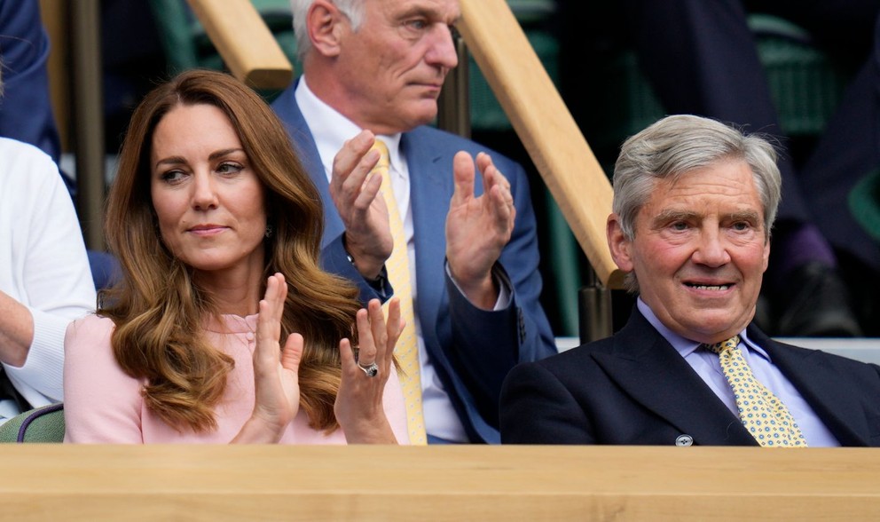 Vojvodkyňa Kate so svojím otcom vo finále Wimbledonu 2021.