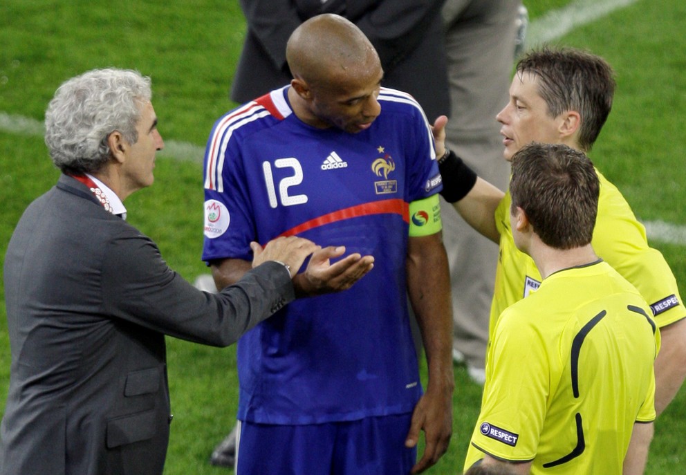 Rozhodca Ľuboš Micheľ v debate s hviezdnym francúzskym útočníkom Thierrym Henrym na EURO 2008.