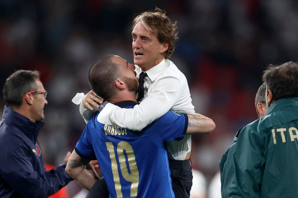 Tréner Talianska Roberto Mancini sa teší s Leonardom Bonuccim po víťaznom finále ME 2020.