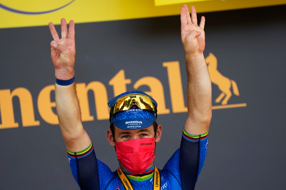 Mark Cavendish svojim gestom symbolizuje 34. víťazstvo na Tour de France.
