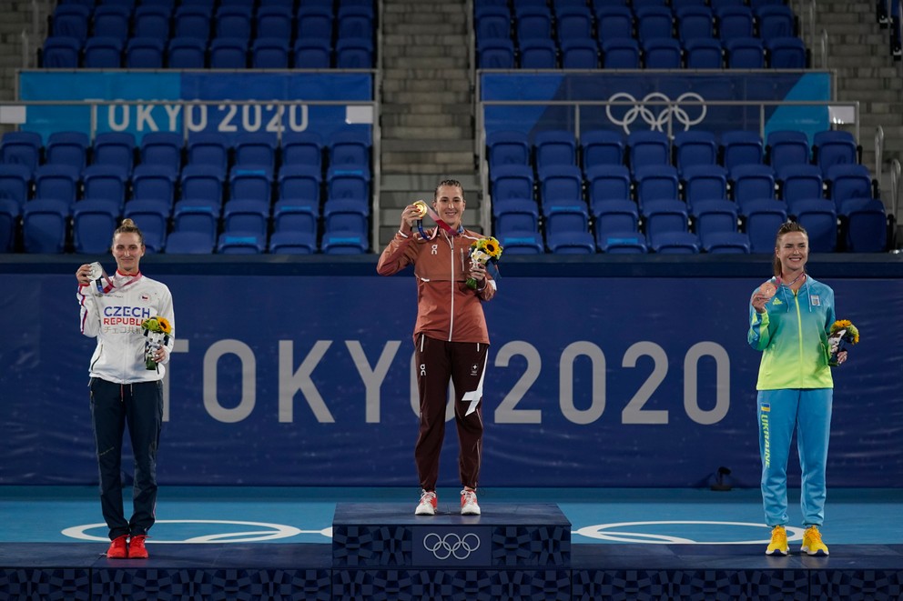 Medailový stupeň víťazov v ženskom tenise na OH Tokio 2020.