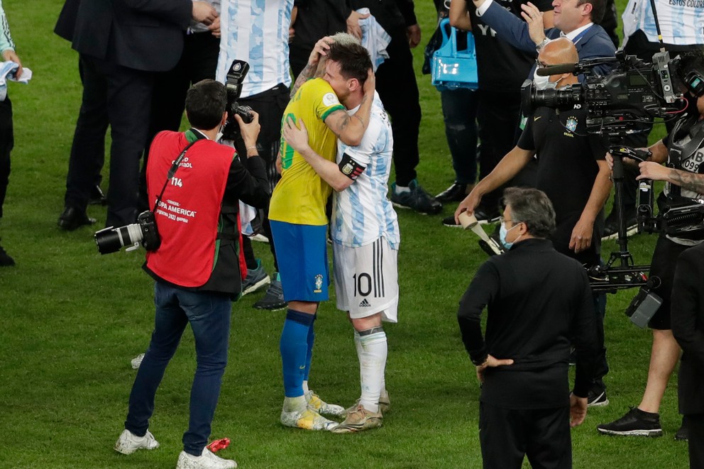 Lionel Messi (vpravo) v objatí s bývalým spoluhráčom Neymarom.