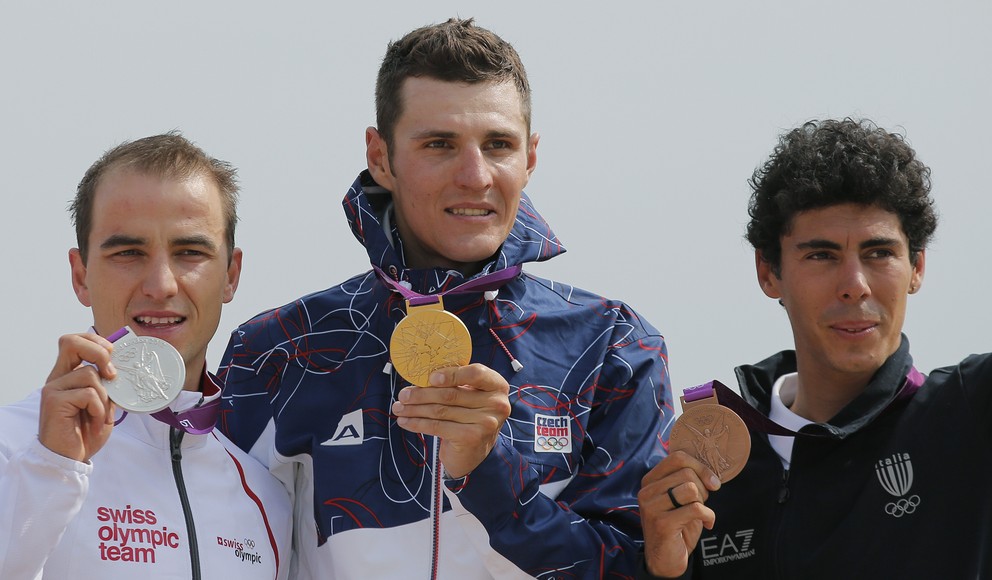 Jaroslav Kulhavý (v strede) pózuje so zlatou medailou na OH v Londýne 2012. 