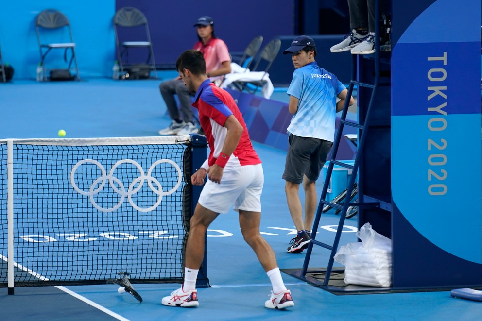 Novak Djokovič zničil raketu vo finále o tretie miesto na olympijskom turnaji v Tokiu. 