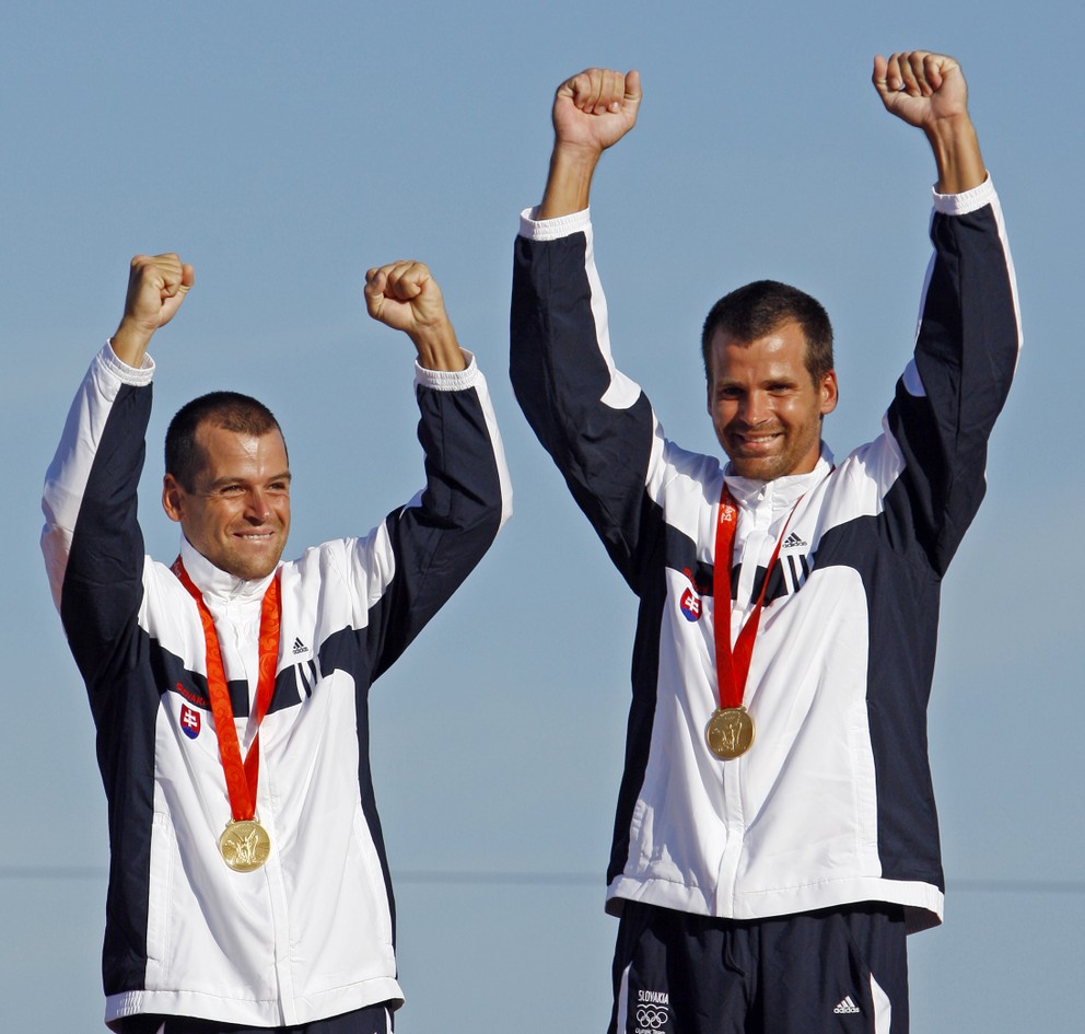 Bratia Pavol (vľavo) a Peter Hochschornerovci po zisku zlata na OH 2008 v Pekingu. 