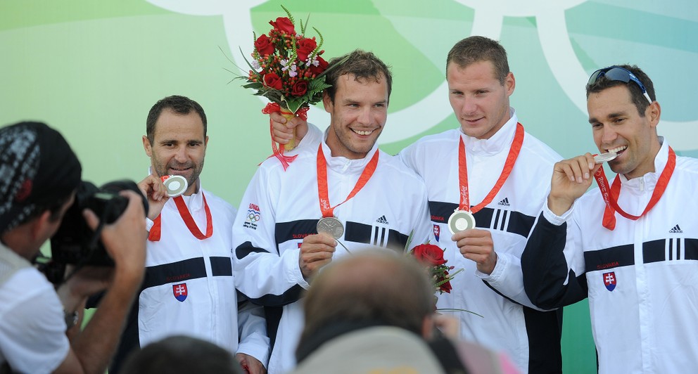 Michal Riszdorfer, Juraj Tarr, Erik Vlček a Richard Riszdorfer so striebornými medailami v Pekingu.