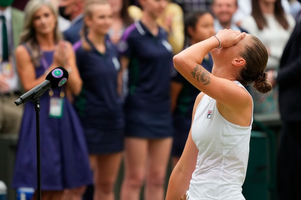 Karolína Plíšková počas ceremoniálu po Wimbledone 2021.