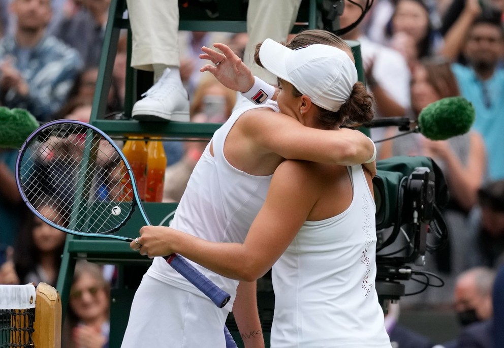 Karolína Plíšková a Ashleigh Bartyová po finále Wimbledonu 2021.
