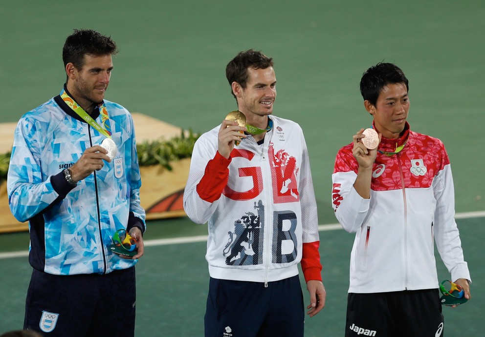 Medailisti z OH 2016 v Rio de Janeiro 2016 - zľava strieborný Juan Martín del Potro, zlatý Andy Murray a bronzový Kei Nišikori.