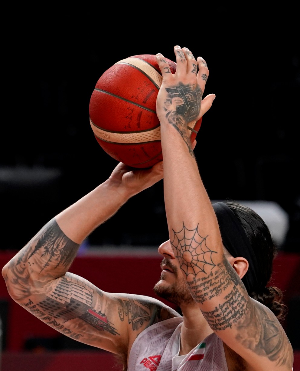 Tetovania iránskeho basketbalistu Michaela Rostampoura.