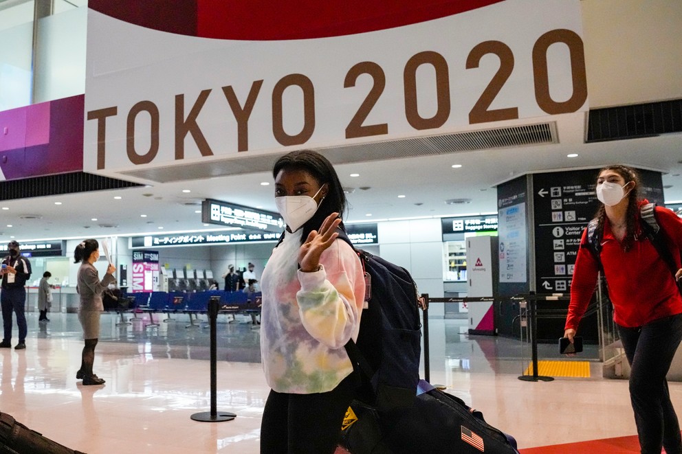 Americká gymnastická superstar Simone Bilesová po príchode do Tokia. 
