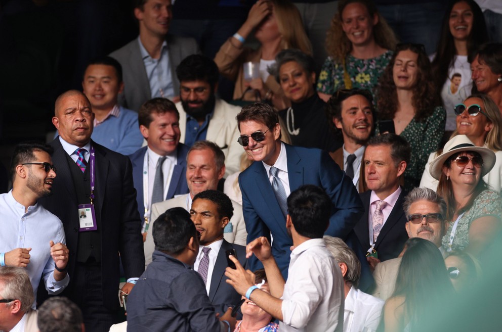 Herec Tom Cruise sledoval finále mužov aj žien vo Wimbledone 2021.