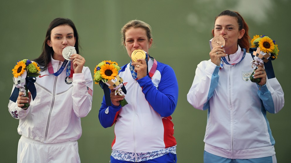 Zuzana Rehák Štefečeková so zlatou medailou na LOH Tokio 2020 / 2021.
