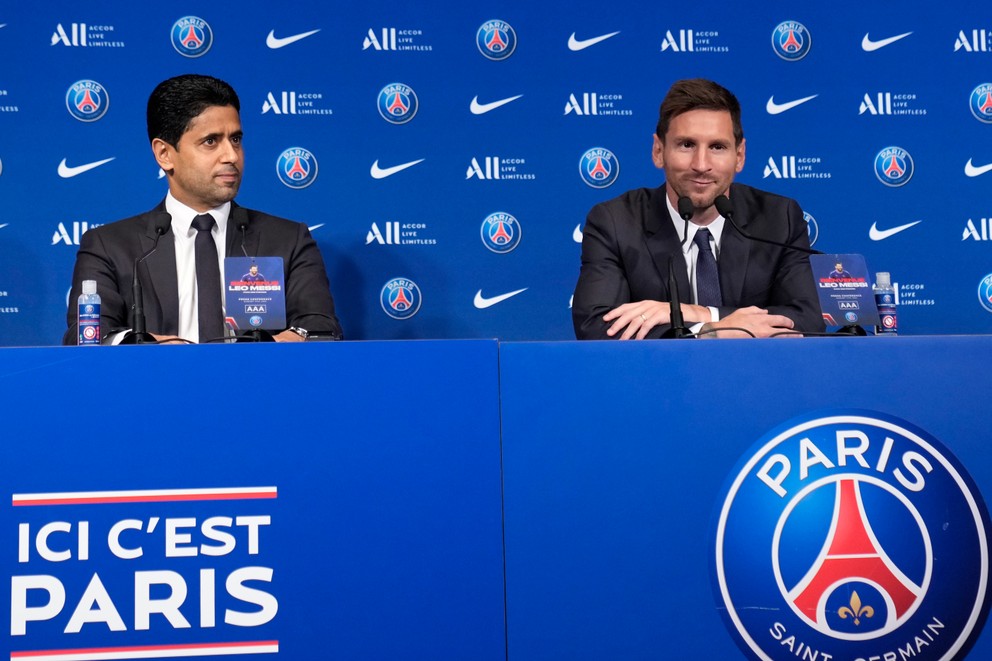 Nasser Al-Al-Khelaifi a Lionel Messi pri podpise zmluvy medzi hráčom a Paríž St. Germain.