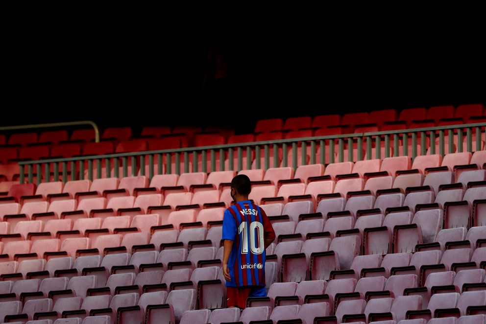 Fanúšik Barcelony s dresom Lionela Messiho.