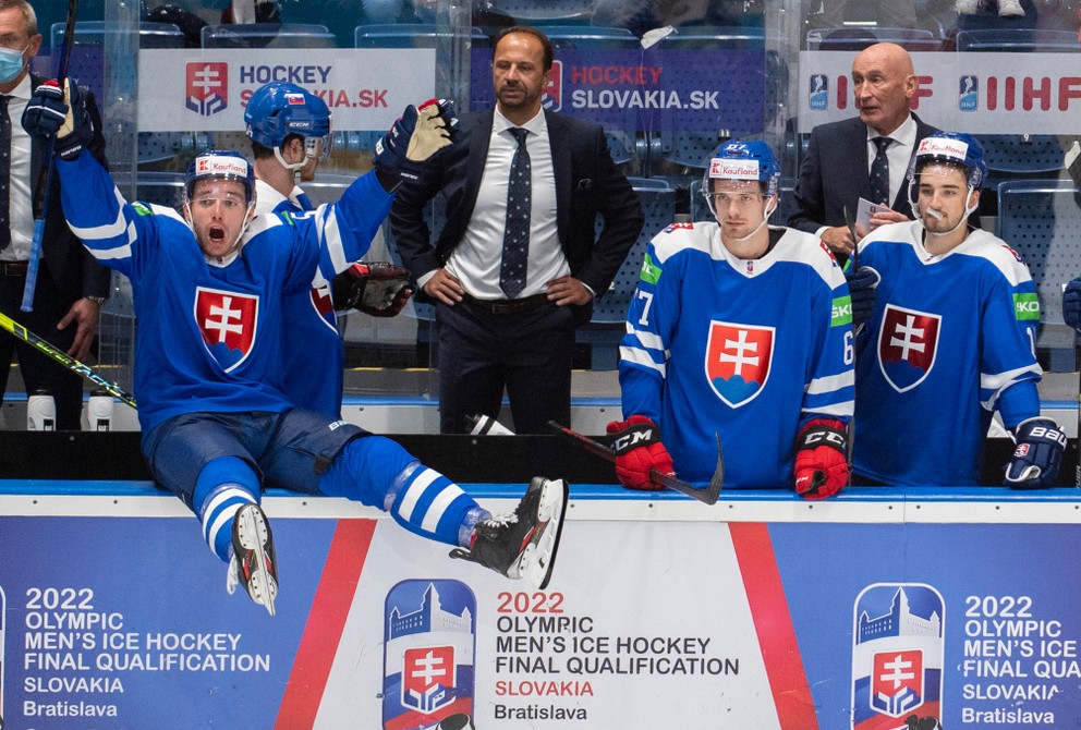 Víťazná radosť slovenských hokejistov po triumfe nad Bieloruskom.