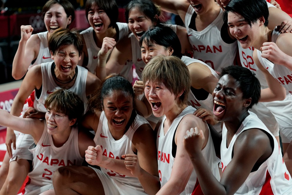 Japonské basketbalistky sa tešia po víťazstve nad Belgickom.