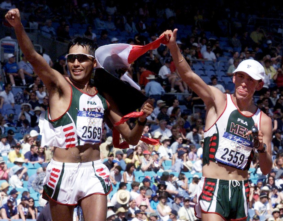 Mexičan Bernardo Segura (vľavo) oslavuje víťazstvo v chôdzi na 20 km na OH v Sydney s krajanom Noeom Hernandezom. Seguru po pretekoch diskvalifikovali, zlato získal Poliak Robert Korzeniowski.