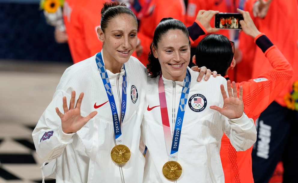 Americké basketbalistky Diana Taurasiová (vľavo) a Sue Birdová získali na LOH Tokio 2020 / 2021 už svoje piate olympijské zlato.