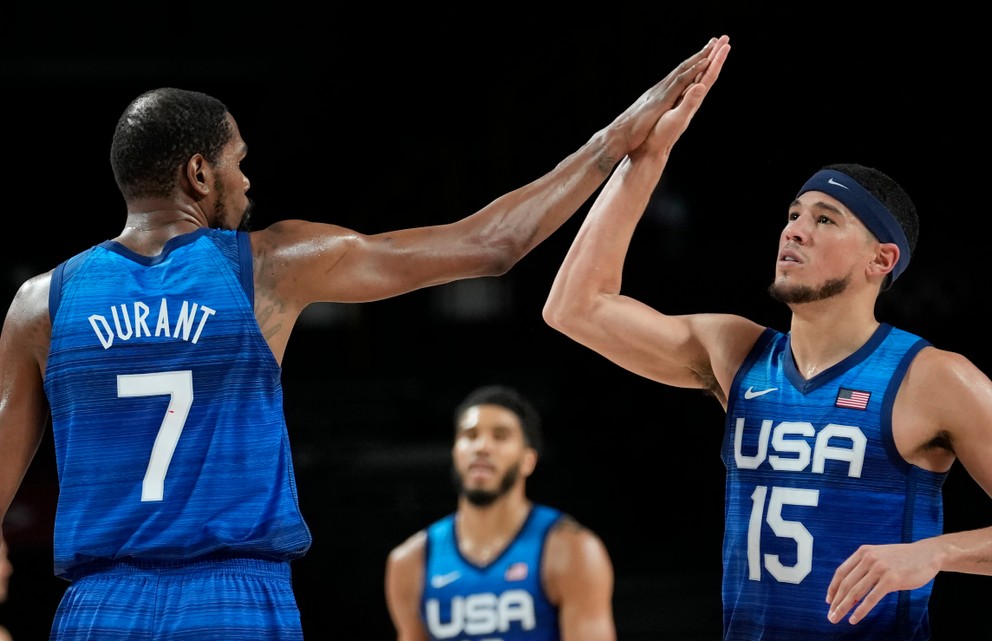 Americkí basketbalisti Kevin Durant a Devin Booker. 