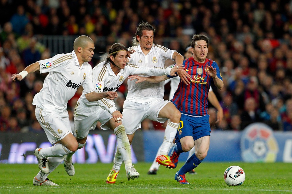 Messi (v drese Barcelony) bol rivalom Sergia Ramosa (v biely dres, dlhé vlasy).