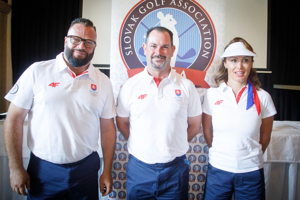 Rory Sabbatini (uprostred), jeho manželka Martina Sabbatini a šéf Slovenskej golfovej asociácie Rastislav Antala.