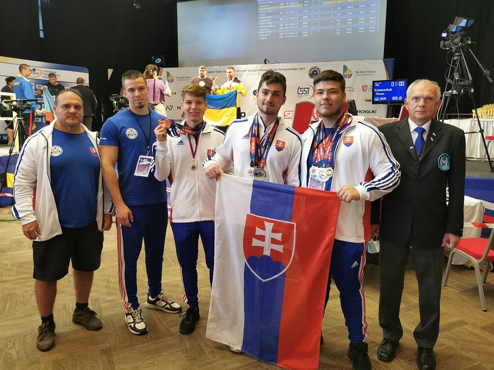 Úspešní slovenskí dorastenci na ME v silovom trojboji 2021.