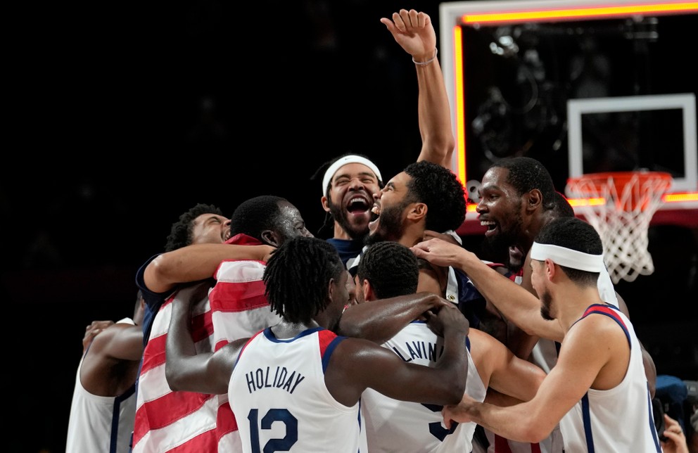 Radosť amerických basketbalistov po víťazstve vo finále nad Francúzskom.
