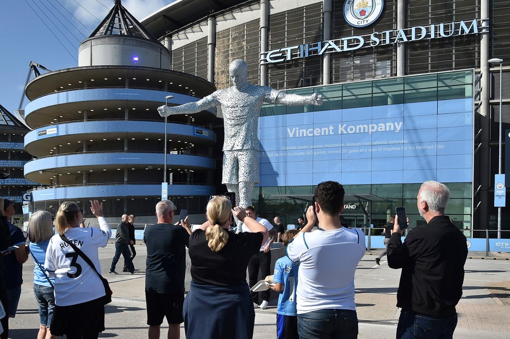 Vincent Kompany má sochu pred štadiónom Manchester City.