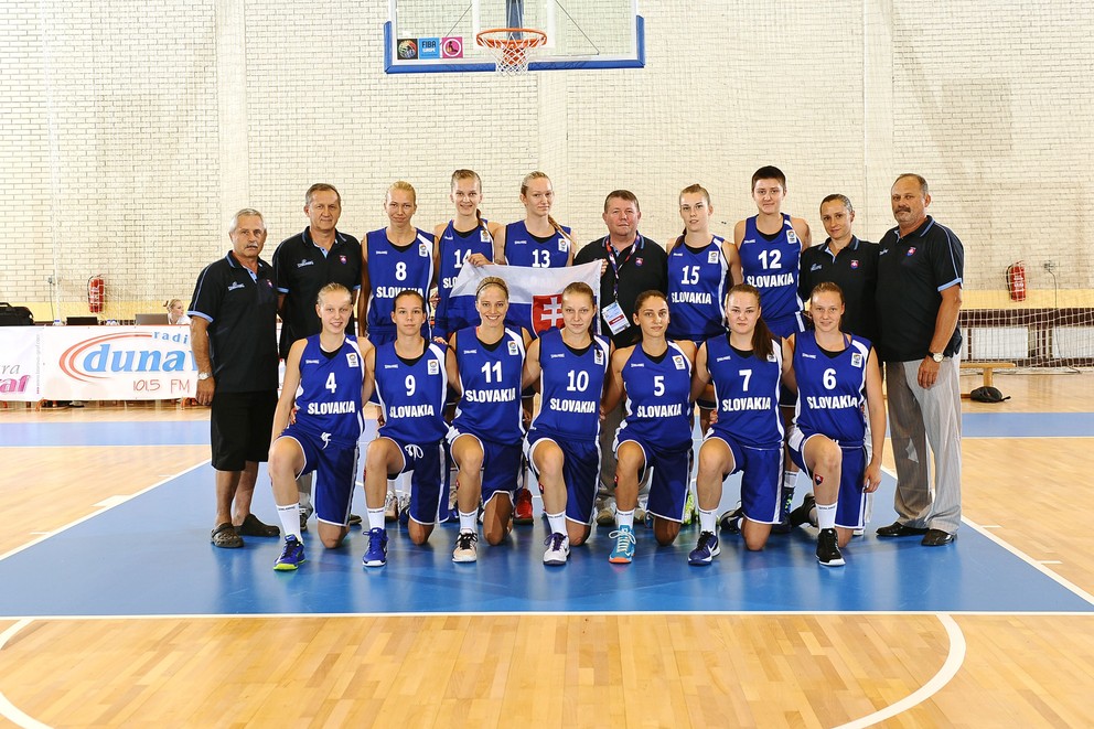 Na snímke realizačný tím a slovenské basketbalové reprezentantky do 18 rokov na spoločnej fotografii počas A-divízie majstrovstiev Európy v tejto vekovej kategórii v chorvátskom Vukovare, 15. augusta 2013, vpravo tréner Marián Matyáš.