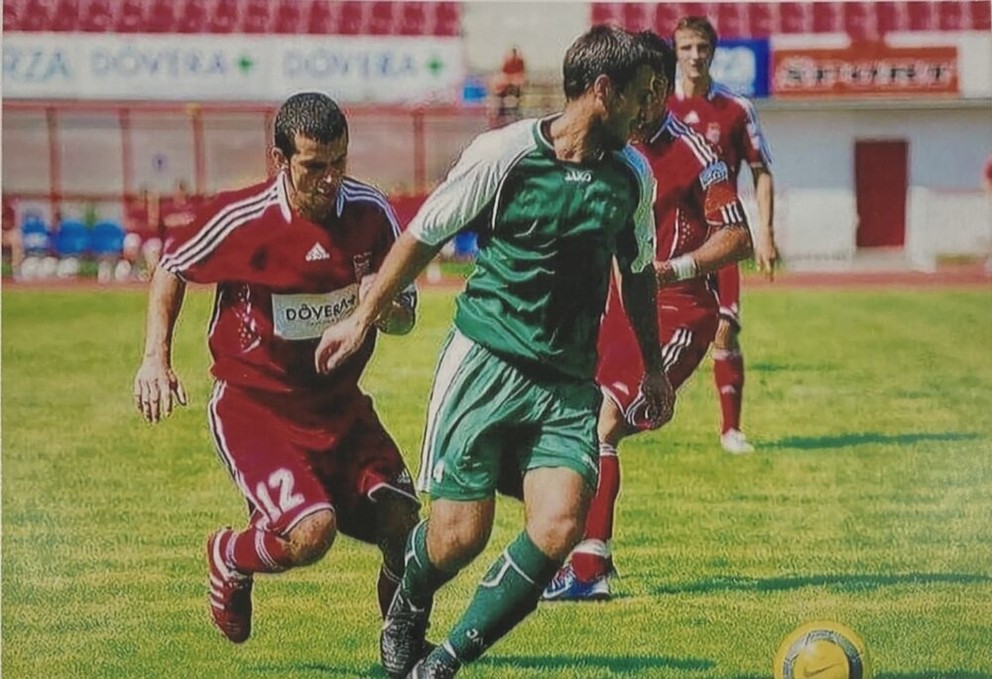 Kamas hrával prvú ligu za Duklu Banská Bystrica a druhú za TJ Sokol Dolná Ždaňa.