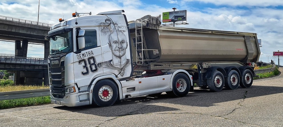 Kamión s podobizňou Pavla Demitru. 
