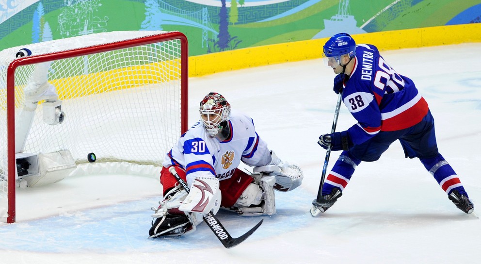 Pavol Demitra prekonáva ruského brankára Iľju Bryzgalova v nájazdoch na ZOH 2010 vo Vancouvri.