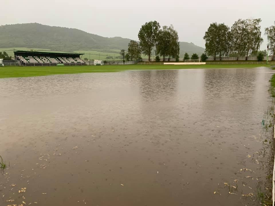 Ihrisko sa nachádza v blízkosti rieky, po silných dažďoch to na štadióne OŠK Fintice vyzerá takto.