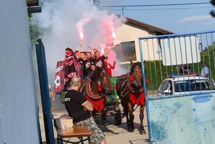 Fanúšikovia Spartaka na voze.