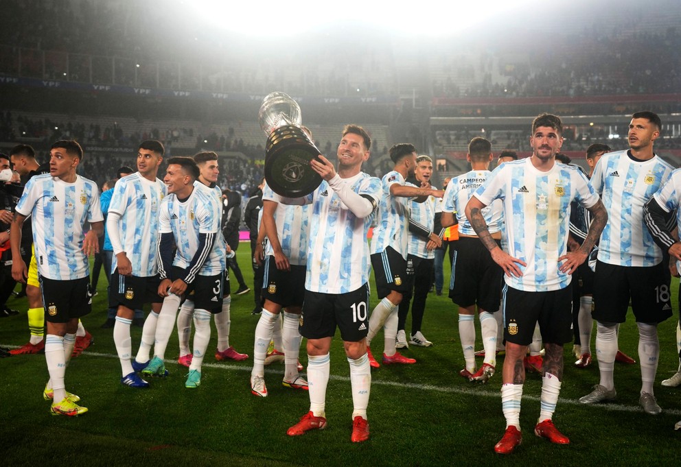 Lionel Messi s trofejou pre víťaza Copa América.