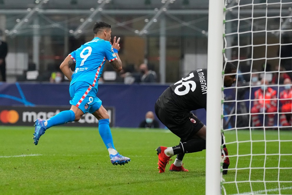 Luis Suárez sa teší po strelenom gól v zápase Ligy majstrov AC Miláno - Atlético Madrid.