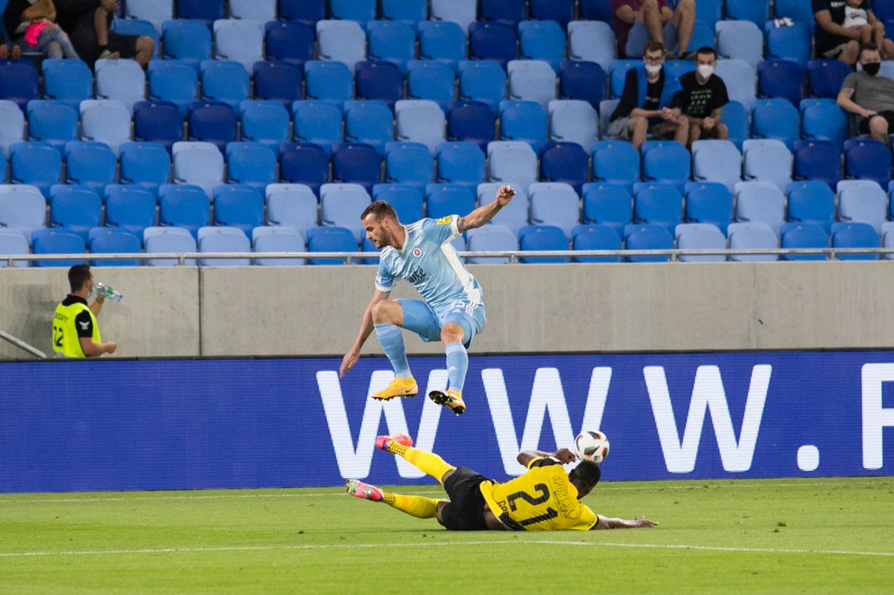 Lukáš Pauschek (hore) v zápase ŠK Slovan Bratislava - Young Boys Bern.