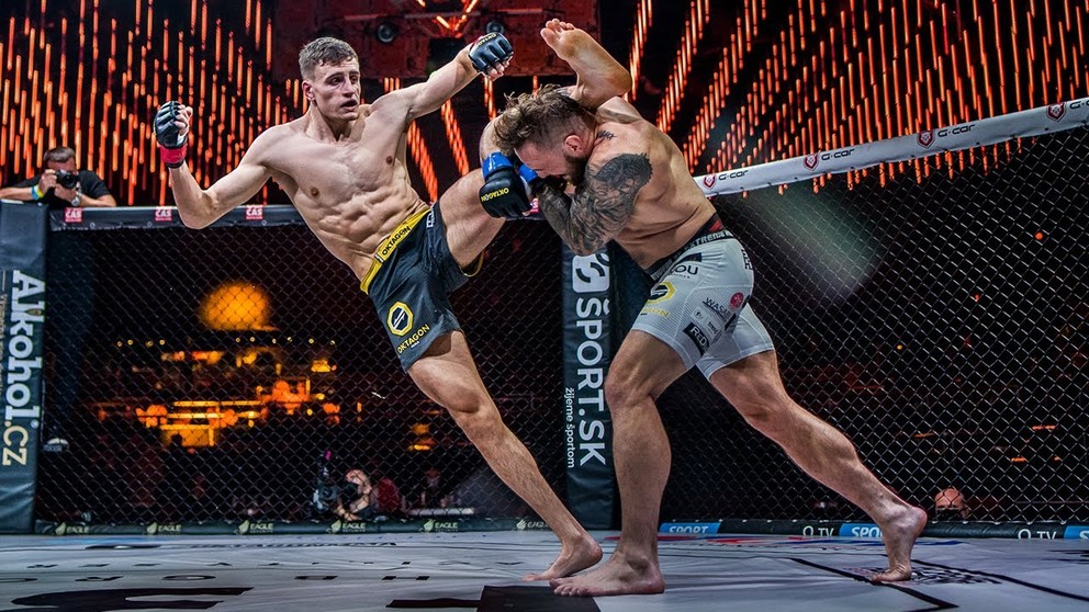 Matěj Peňáz (naľavo) v debutovom zápase pod pravidlami MMA s Patrikom Jevickým.