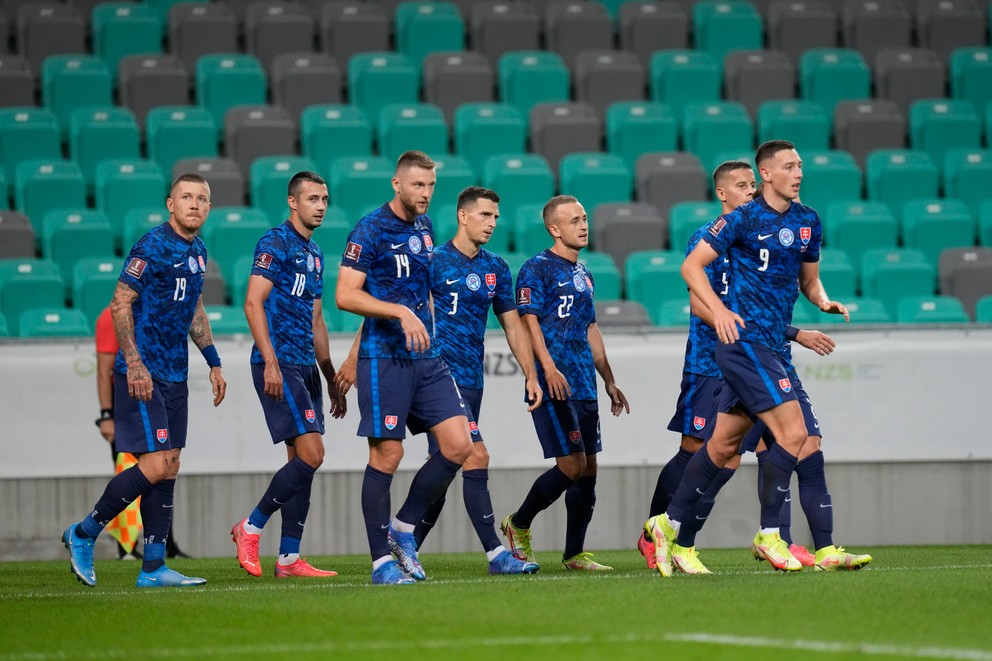 Slovenskí futbalisti sa tešia z gólu Róberta Boženíka. 