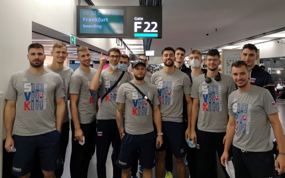 Slovenskí volejbalisti sú už v dejisku turnaja. Spoločne si zapózovali na letisku vo Frankfurte.