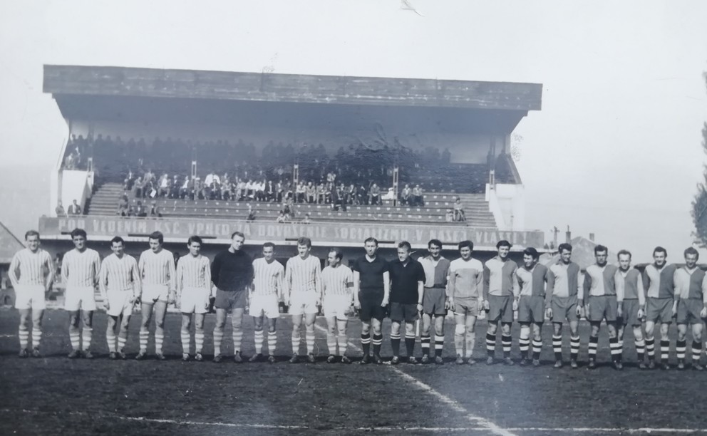 Rok 1961 a zápas proti Prievidzi. V pozadí stará tribúna Prievidze.