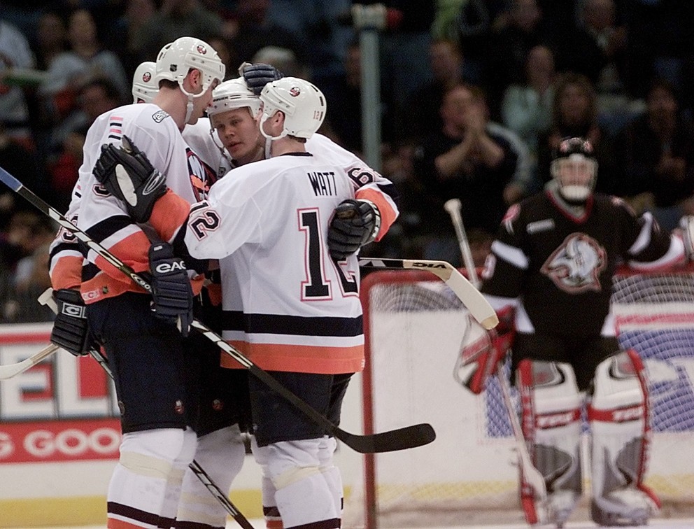 Zdeno Chára sa teší po góle so svojimi spoluhráčmi z New York Islanders. V bránke Buffala Sabres stojí Dominik Hašek.