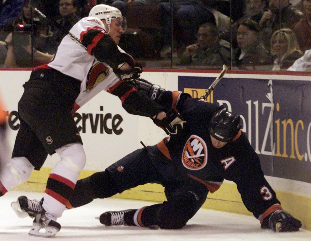Zdeno Chára v drese New York Islanders padá po tom, čo ho narazil už nebohý český hokejista Karel Rachůnek.