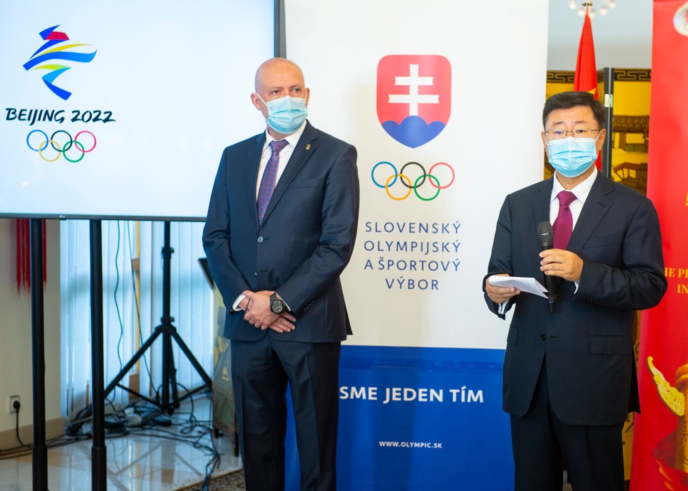 Prezident Slovenského olympijského a športového výboru (SOŠV) Anton Siekel a veľvyslanec Čínskej republiky na Slovensku Liije Sun.