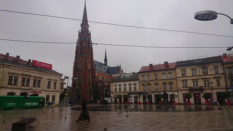 Prázdne námestie v Osijeku.
