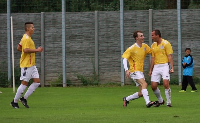Častý obrázok - spoluhráči pribiehajú na znak oslavy Jurkovho gólu.