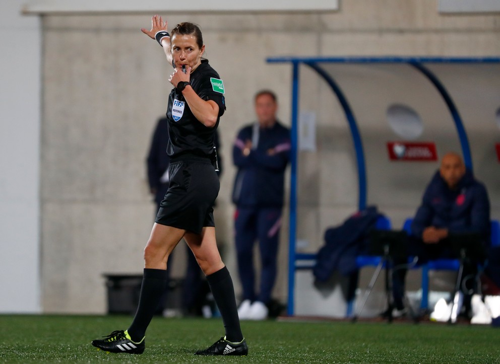 Kateryna Monzulová, prvá žena, ktorá rozhodovala zápas Anglicka.